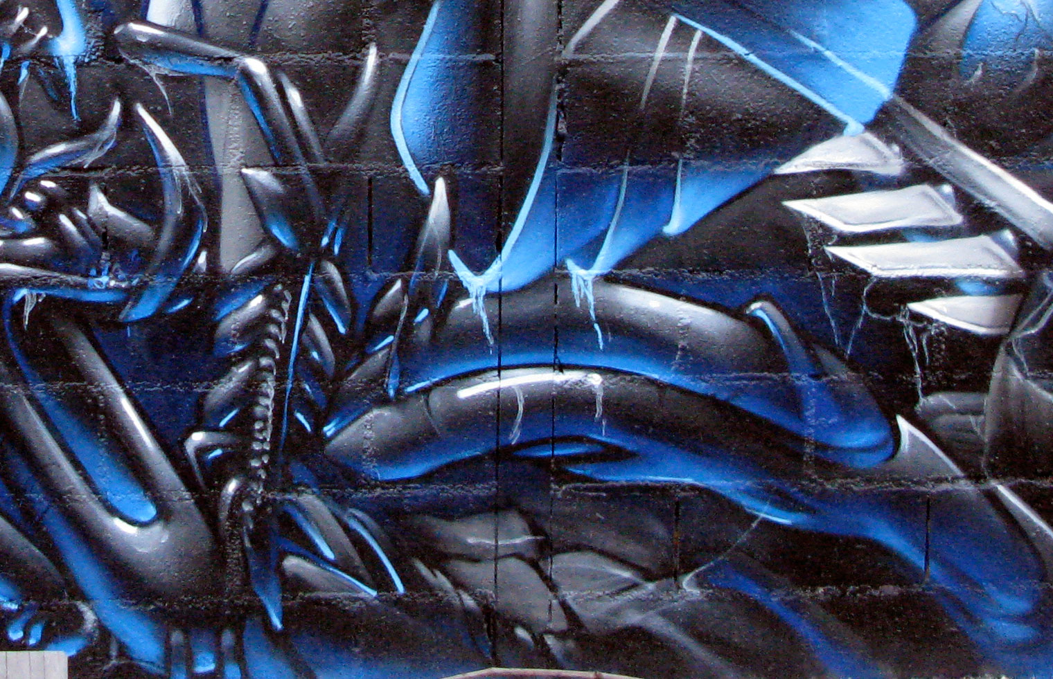 Граффити на синем фоне